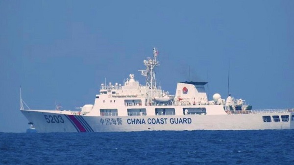 Des bateaux philippins aspergés avec des canons à eau en Mer de Chine