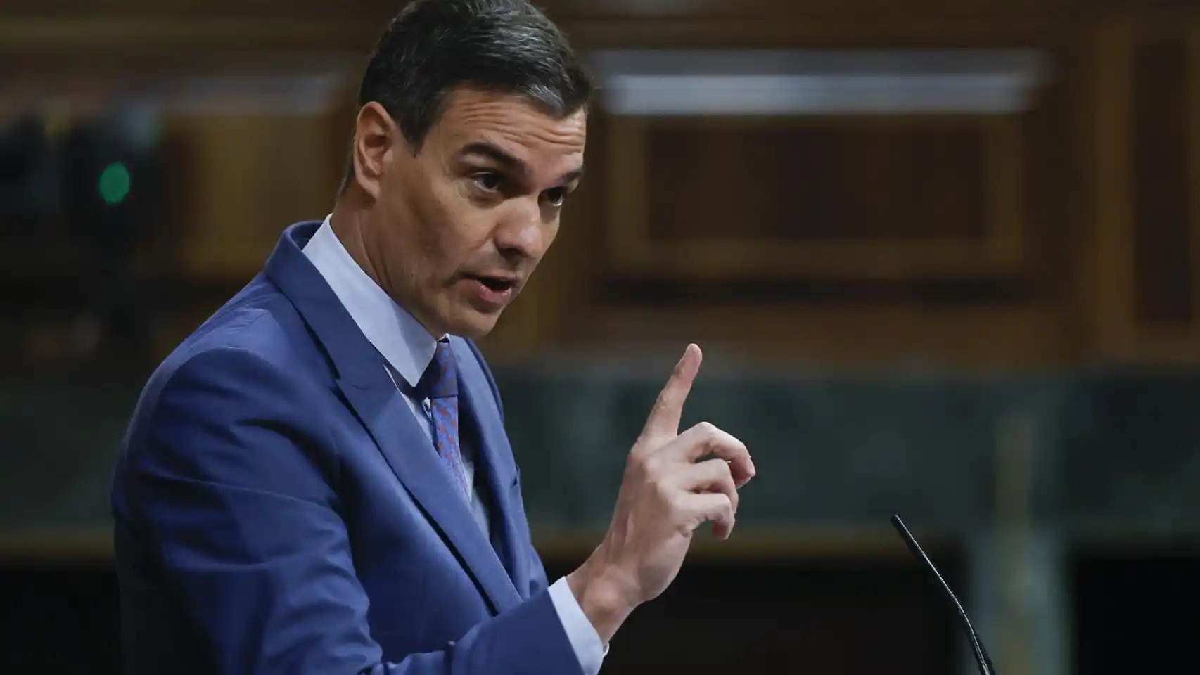 Pedro Sánchez sur la pointe des pieds devant le Parlement