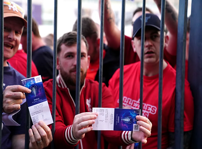 Darmanin qualifié « d’imposteur » par les supporters britanniques