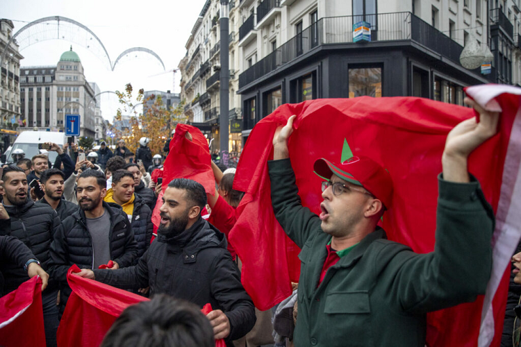 La plupart des supporters marocains ont fait la fête pacifiquement, certains ont même nettoyé les rues